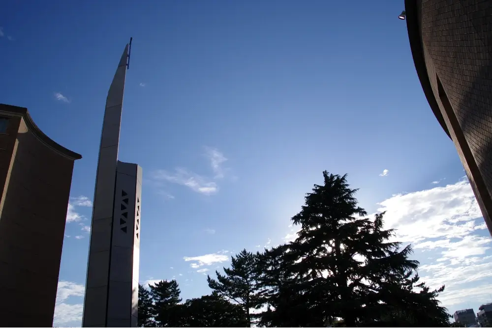 聖イグナチオ教会 主聖堂　柱にかかるステンドグラスの光