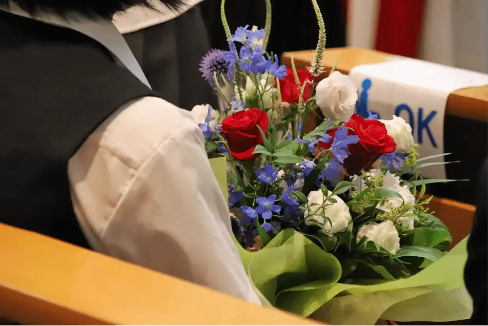 聖イグナチオ教会 主聖堂　花束を持った学生