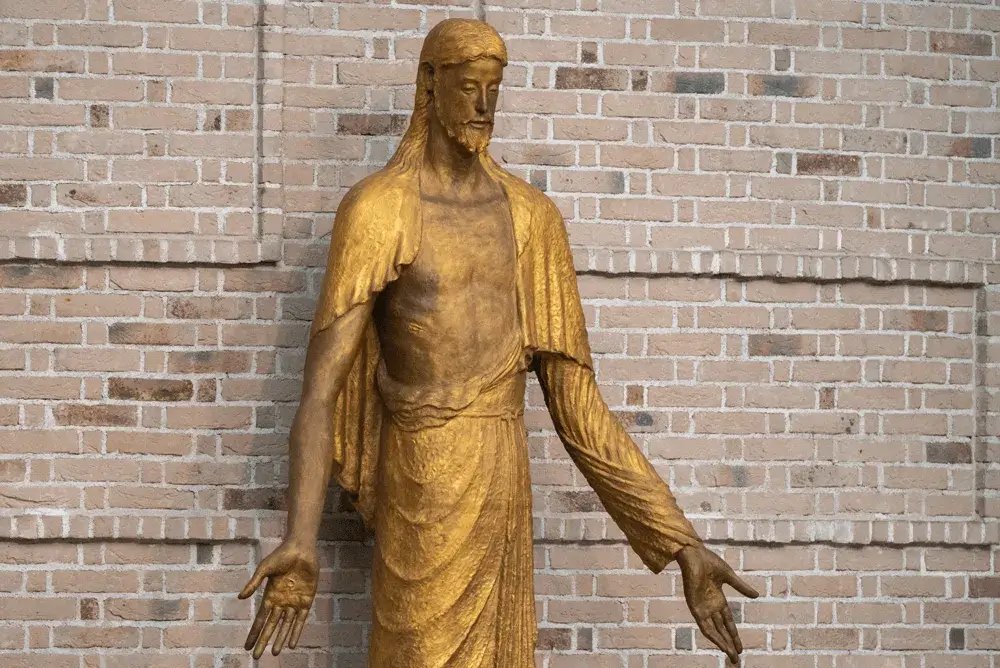 聖イグナチオ教会 主聖堂　平和のあいさつをするイエス様の像