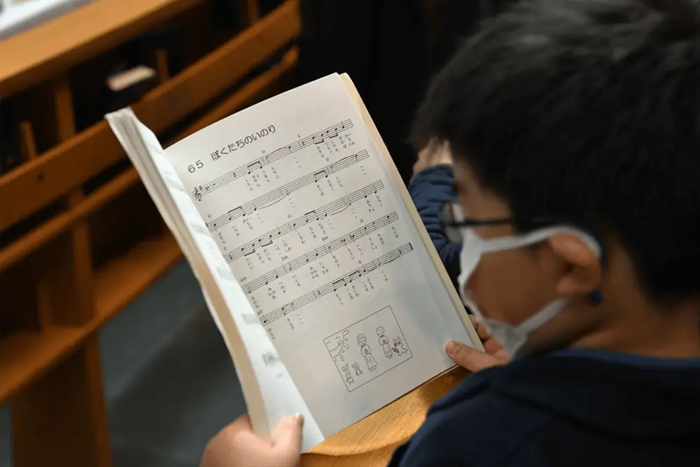 聖イグナチオ教会 子どもとともにささげるミサに参加する少年