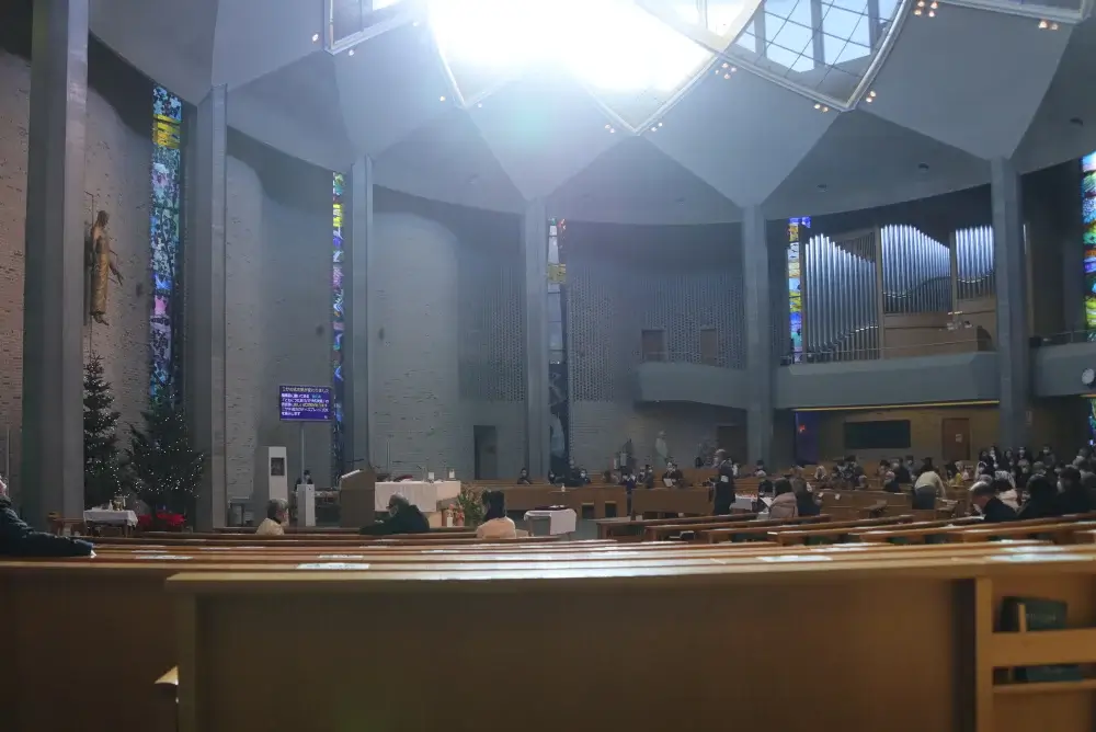 聖イグナチオ教会 主聖堂　朝日が差し込む主日ミサの主聖堂。