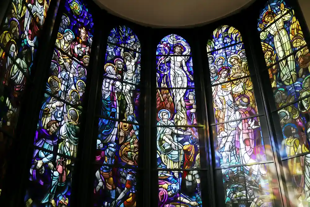 聖イグナチオ教会 主聖堂　クリプタへ降りる階段のステンドグラス