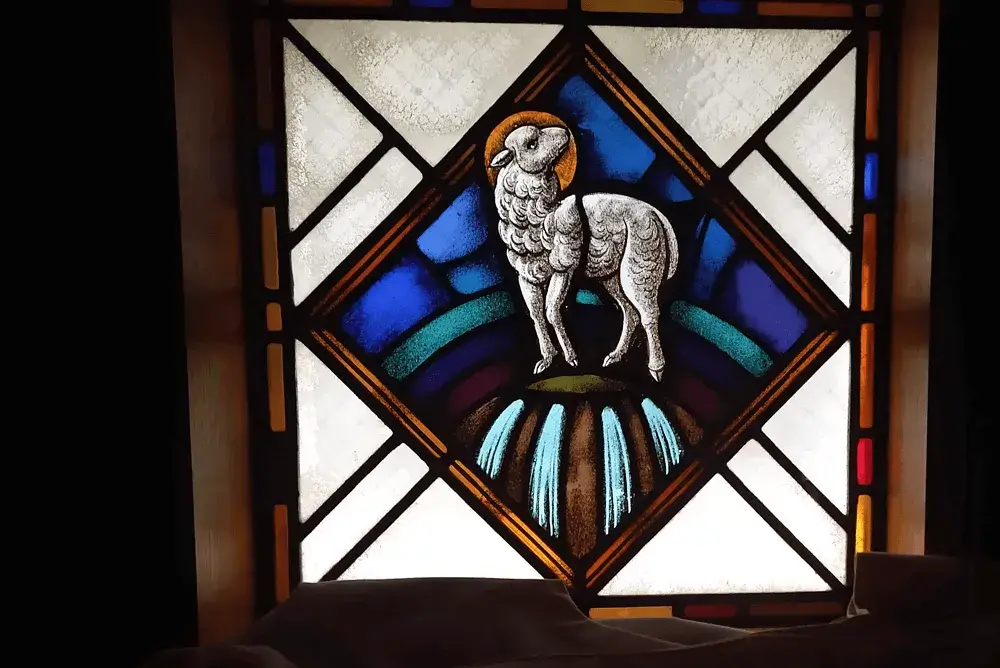 聖イグナチオ教会 主聖堂香部屋のステンドグラス　こひつじ