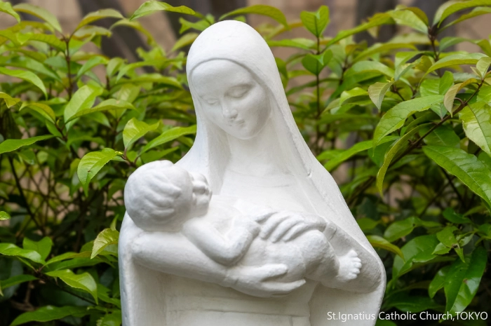 主聖堂脇の聖母子像
