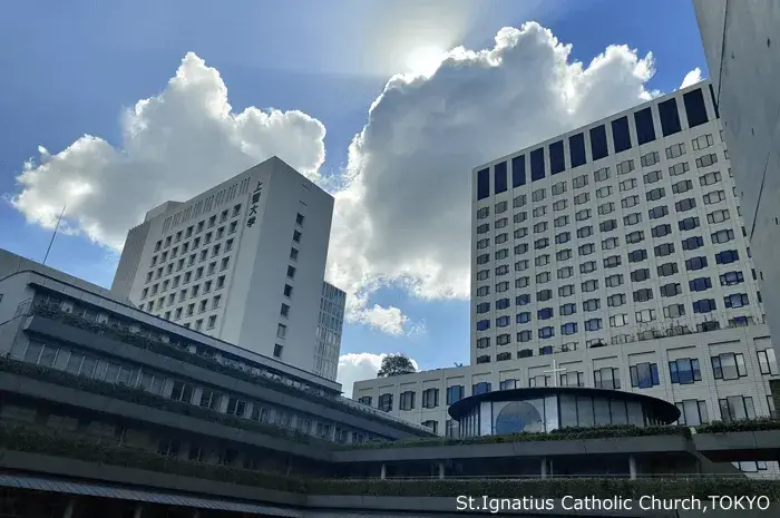 マリア聖堂と信徒会館、入道雲