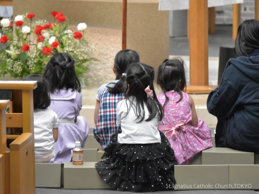 5/10(日)10:00- 復活節第6主日 子どもとともにささげるミサ。祭壇前に座るこどもたち。