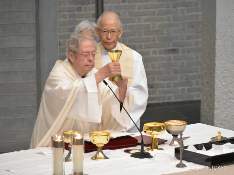 8/15(土)10:00- 聖母の被昇天の祭日 カリスをささげるガラルダ神父と祈る髙祖神父