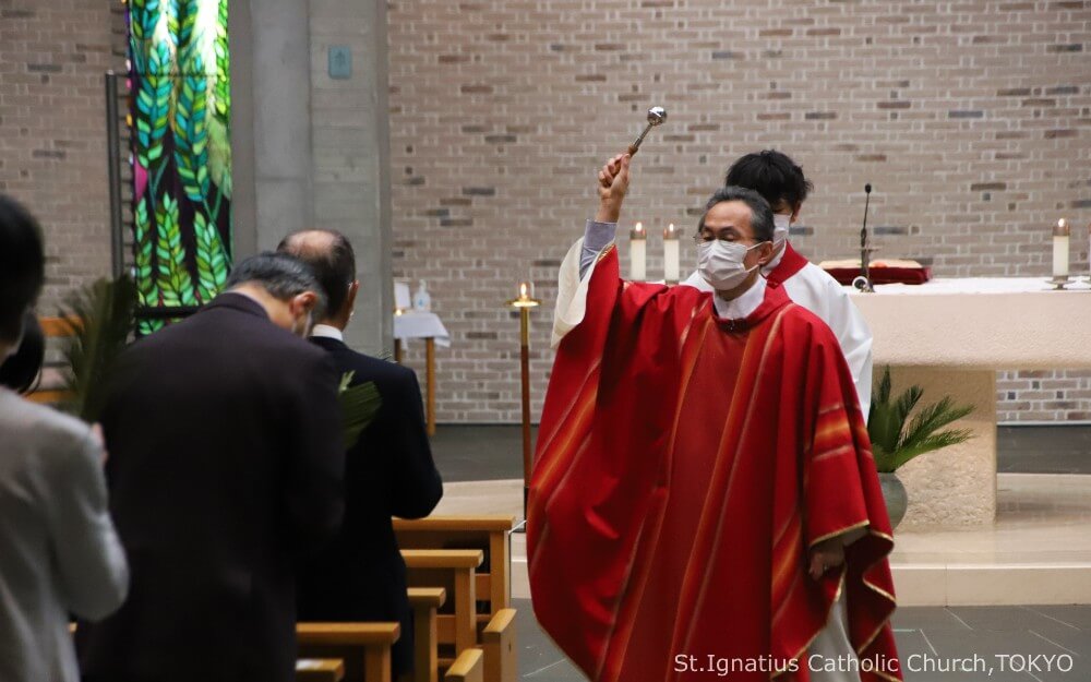 主聖堂 2022年4月10日 受難の主日ミサ　枝の祝福をする英神父　カトリック麹町 聖イグナチオ教会