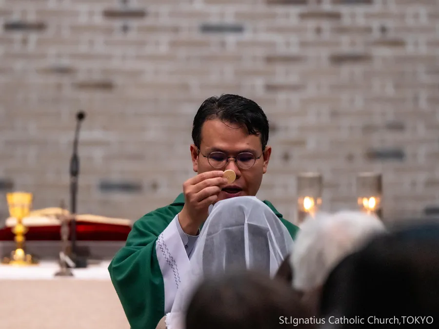 10/13(日)10:00- 年間第28主日 司式のアン神父 聖体拝領