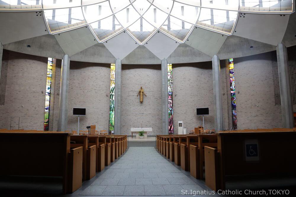 年間第22主日ミサ　主聖堂の祭壇とイエス様・天窓　カトリック麹町 聖イグナチオ教会