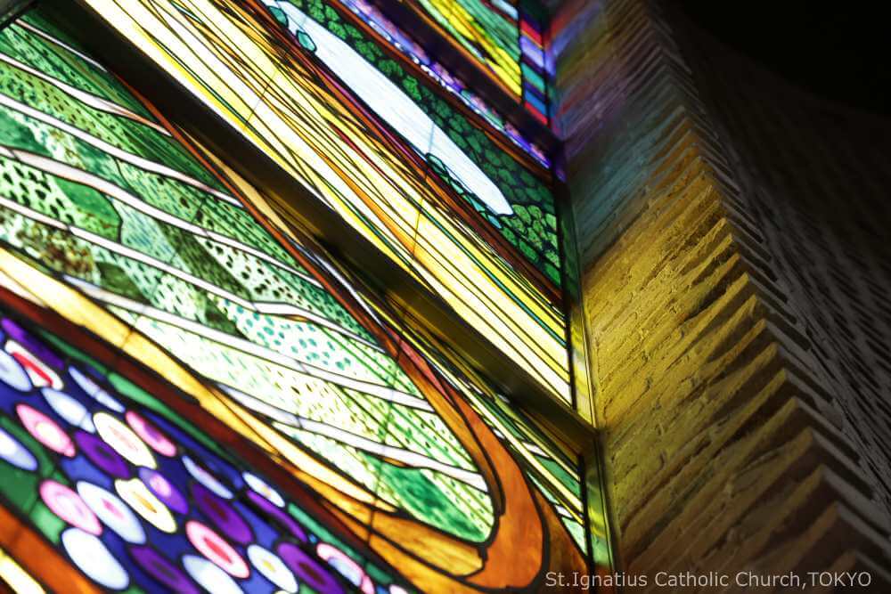 年間第22主日ミサ　主聖堂ステンドグラス「野の花と道」と壁にかかる光　カトリック麹町 聖イグナチオ教会
