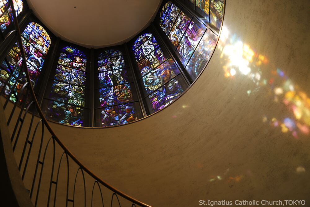 年間第26主日　クリプタ(納骨堂)へ降りる階段のステンドグラス。カトリック麹町 聖イグナチオ教会