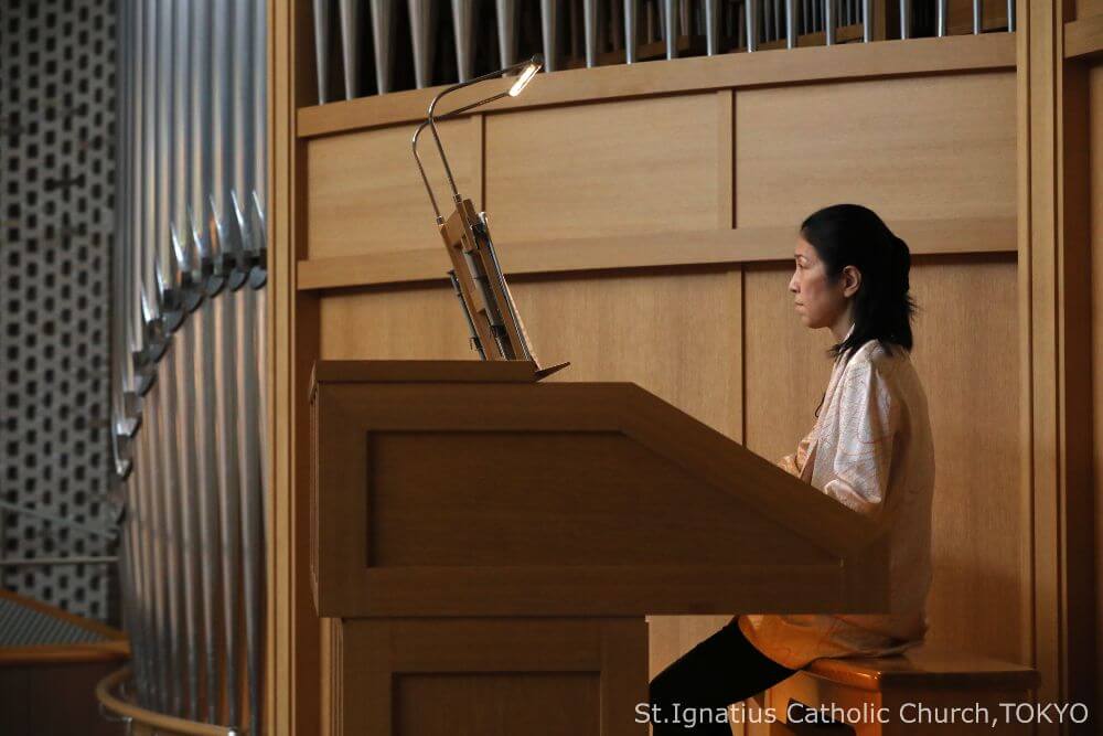 オーバーホールが終わったパイプオルガン(演奏：浅井寛子氏)  カトリック麹町 聖イグナチオ教会
