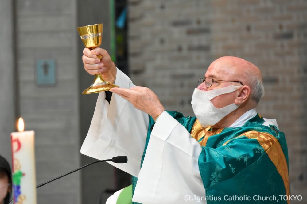 年間第30主日 10時ミサ。カリスを掲げるオチョア神父。カトリック麹町 聖イグナチオ教会