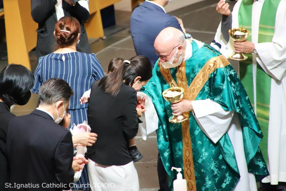 年間第30主日 10時ミサ中に幼児洗礼式が行われた。司式のオチョア神父から祝福を受ける子ども。カトリック麹町 聖イグナチオ教会