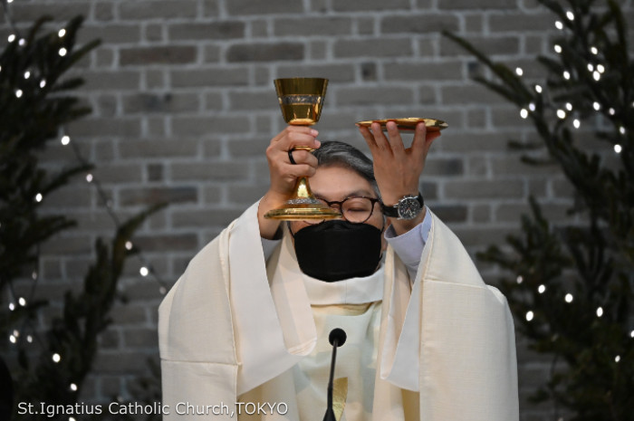 パンとぶどう酒をささげる酒井神父 2021年1月2日主の公現の祭日ミサ