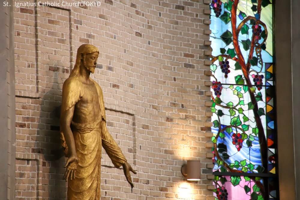 主聖堂 平和の挨拶のイエス様像とステンドグラス「葡萄」　カトリック麹町 聖イグナチオ教会