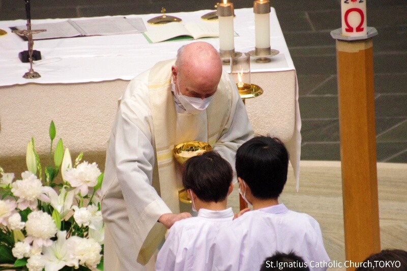オチョア神父から初聖体を受ける子どもたち 2022年4月 カトリック麹町 聖イグナチオ教会