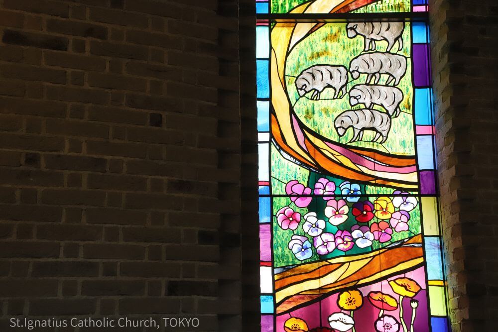 主聖堂ステンドグラス「野の花と道」　カトリック麹町 聖イグナチオ教会