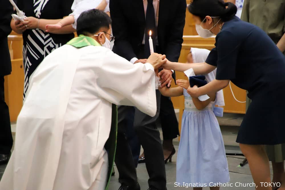 年間第16主日ミサ　幼児洗礼式　ろうそくを受け取る受洗者　カトリック麹町 聖イグナチオ教会