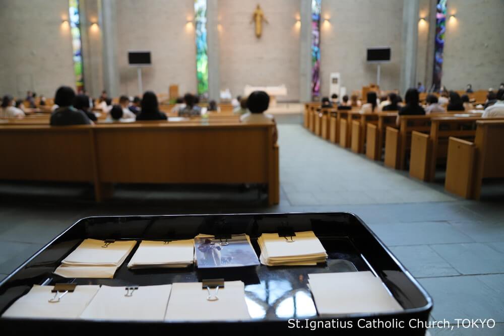 聖母の被昇天の祭日　ミサ中に奉納された会衆の平和を祈る祈願カード　カトリック麹町 聖イグナチオ教会