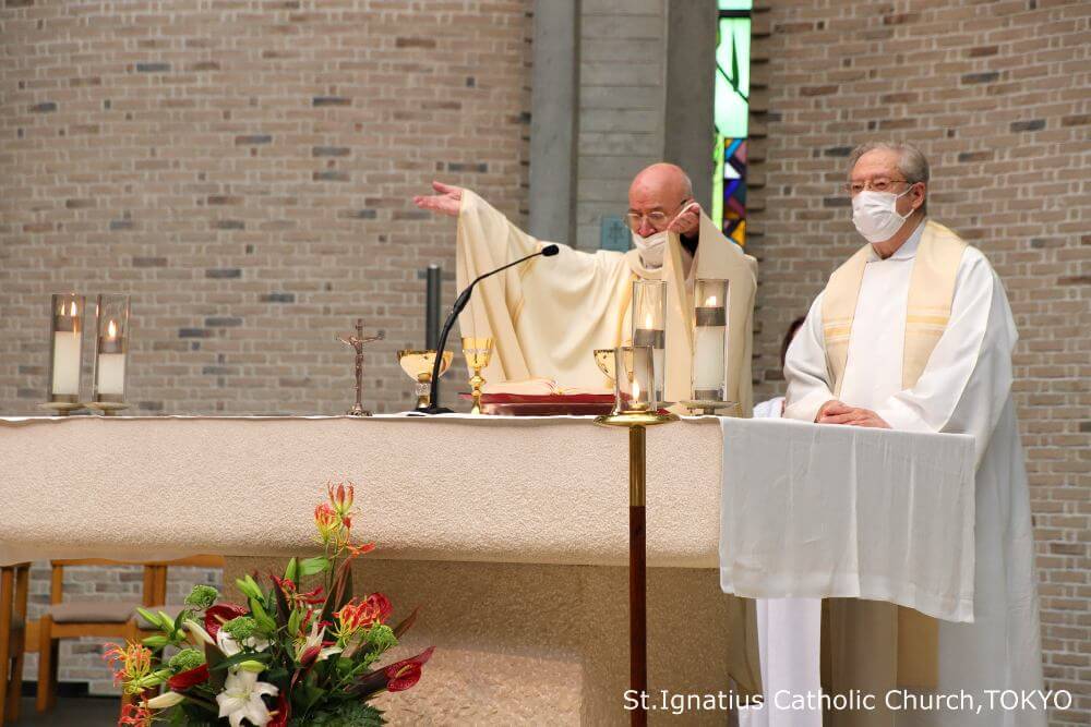 聖母の被昇天の祭日　主司式のオチョア神父と共同司式のガラルダ神父　カトリック麹町 聖イグナチオ教会