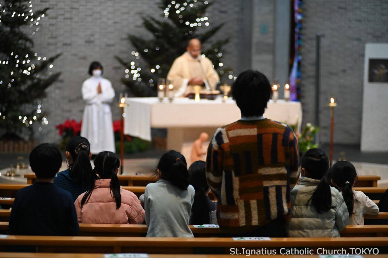 2023年1月8日 主の公現の祭日 子どもとともにささげるミサに与るこどもたち カトリック麹町 聖イグナチオ教会