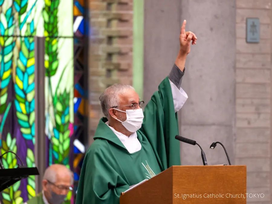 1/18(日)10:00- 年間第2主日 天井を指す司式のバレンタイン神父