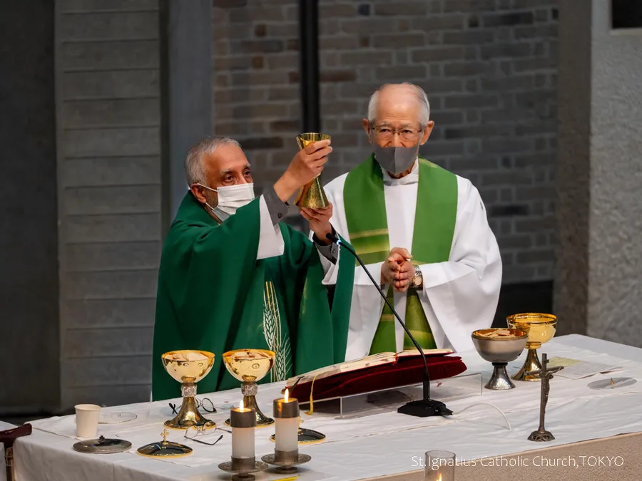 1/18(日)10:00- 年間第2主日 ご聖体を顕示するバレンタイン神父と隣に髙祖神父