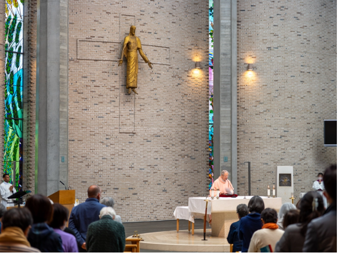 3/15(日)10:00- 四旬節第4主日 会衆席から祭壇を見る