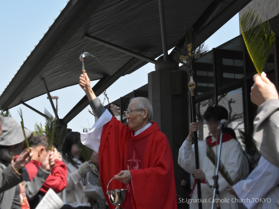 3/29(日)10:00- 受難の主日(枝の主日) 青空のもと、主聖堂前で枝を祝福する髙祖神父