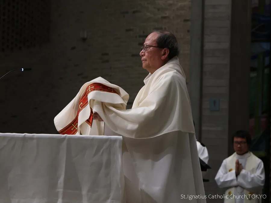 4/2(木)19:00- 主の晩さんの夕べ(聖木曜日) ご聖体をザビエル聖堂へ安置に向かう佐久間神父