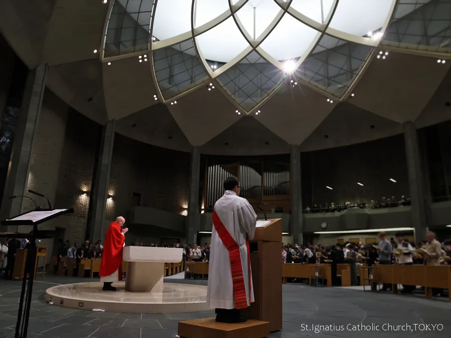 4/3(金)19:00- 主の受難(聖金曜日) 主の受難の朗読 説教台から見た主聖堂天井