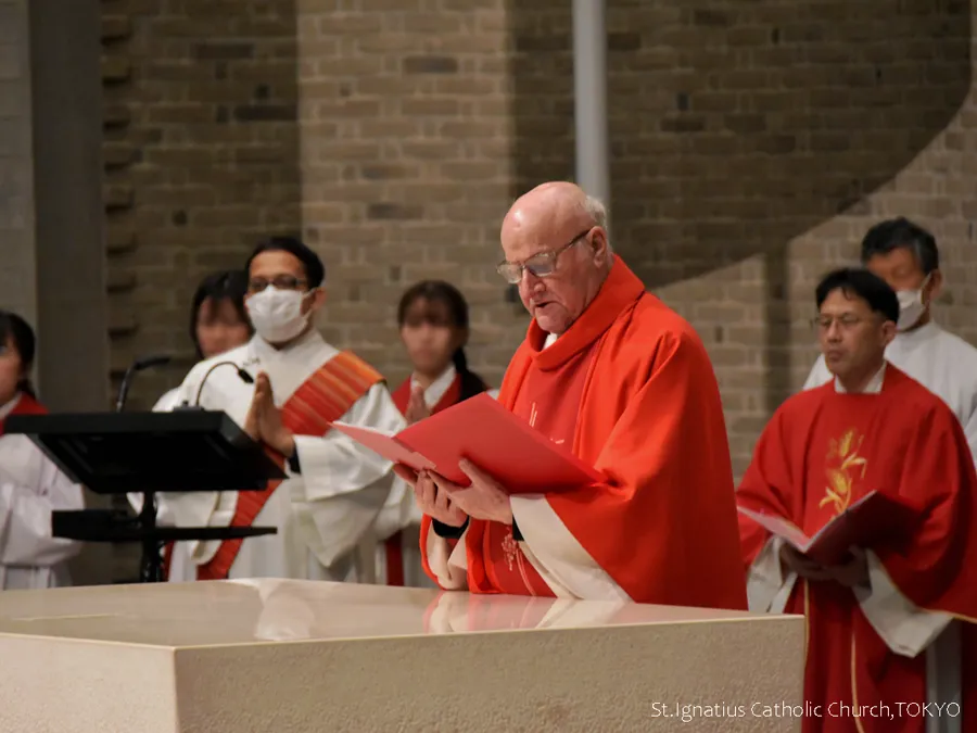 4/3(金)19:00- 主の受難(聖金曜日) 主の受難の朗読をするオチョア神父