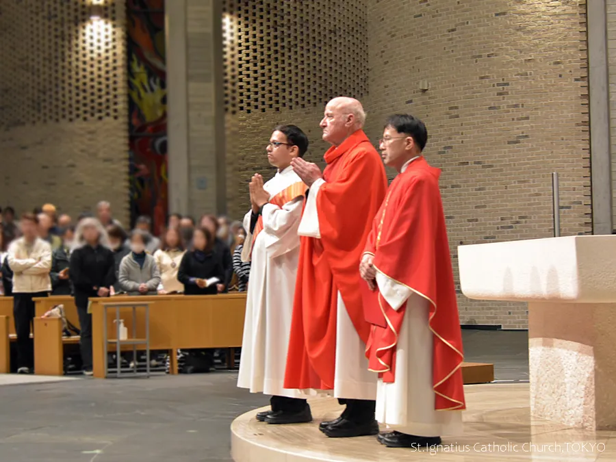 4/3(金)19:00- 主の受難(聖金曜日) 十字架を迎える司祭団