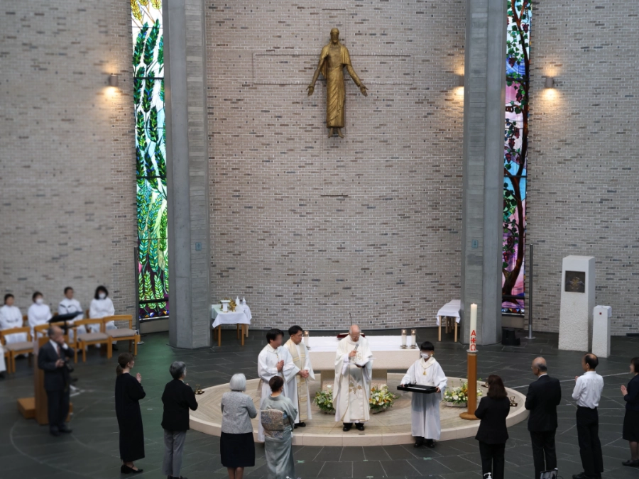 4/5(日)10:00- 復活の主日 聖体奉仕者任命式 祭壇を囲む聖体奉仕者