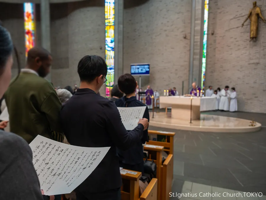 2/22(日)10:00- 四旬節第1主日 使徒信条を手にする会衆席の洗礼志願者
