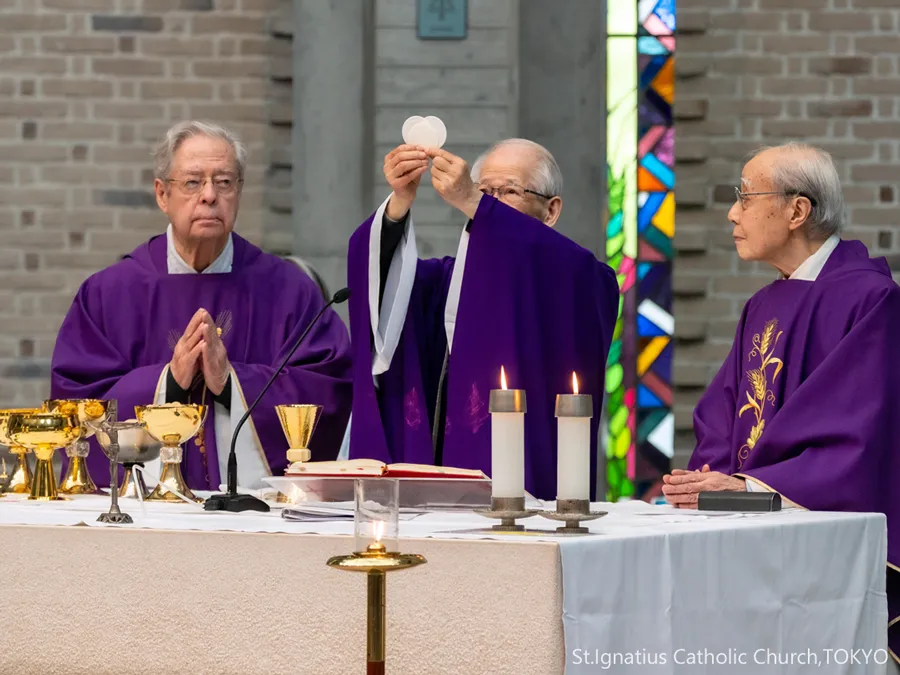 2/22(日)10:00- 四旬節第1主日 祭壇の司祭たち。左からガラルダ神父、中央に髙祖神父、右に岩島神父