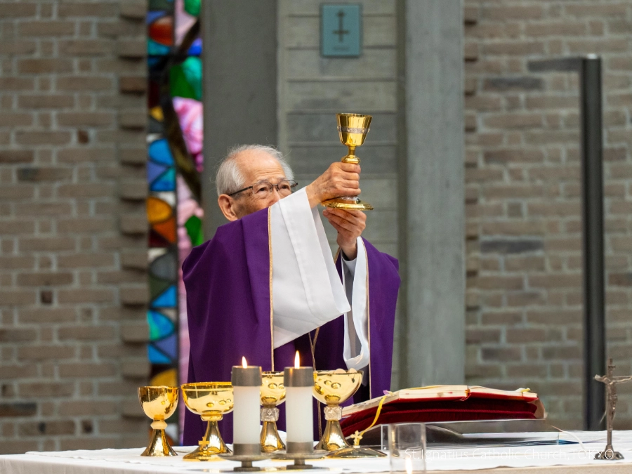 3/1(日)10:00- 四旬節第2主日 祭壇で葡萄酒をささげる髙祖神父