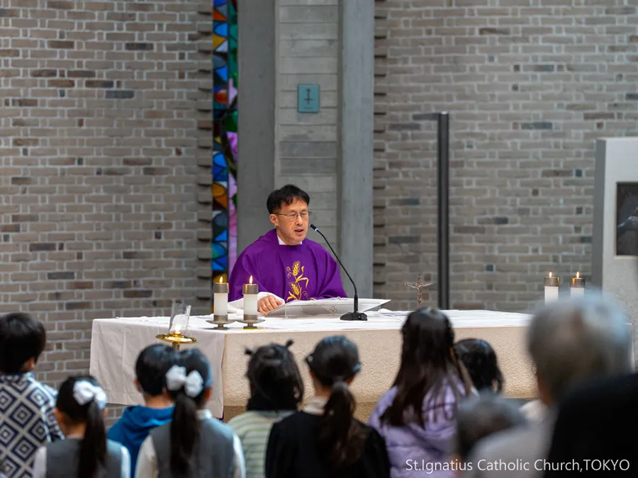 3/8(日)10:00- 四旬節第3主日 祈りをささげる柴田神父と会衆席のこどもたち