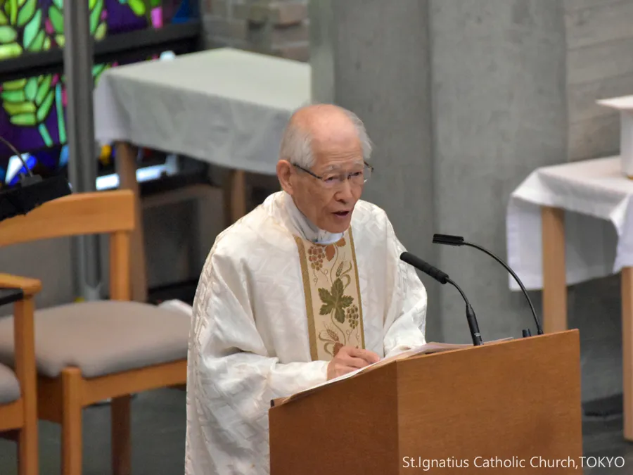 1/1(木)10:00- 神の母聖マリアの祭日 白い祭服の髙祖神父。説教台でのお話。