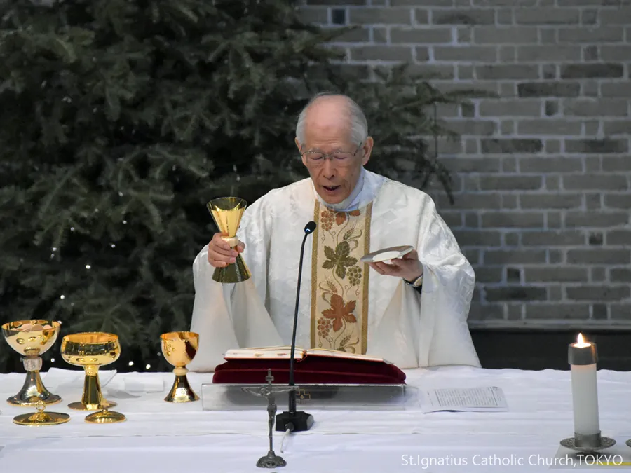 1/1(木)10:00- 神の母聖マリアの祭日 祭壇の髙祖神父。