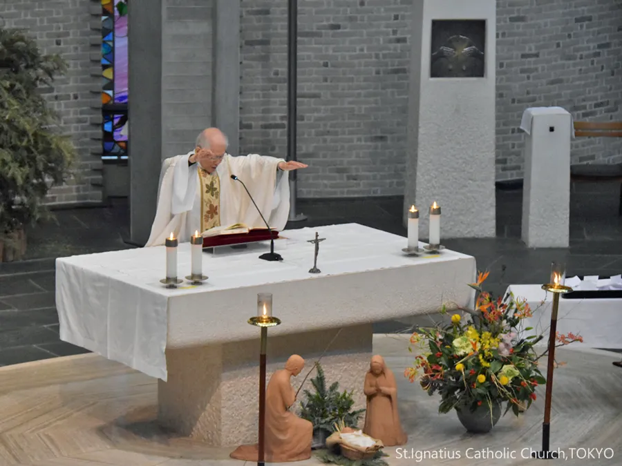 1/1(木)10:00- 神の母聖マリアの祭日 新年にあたり荘厳祝福をする髙祖神父