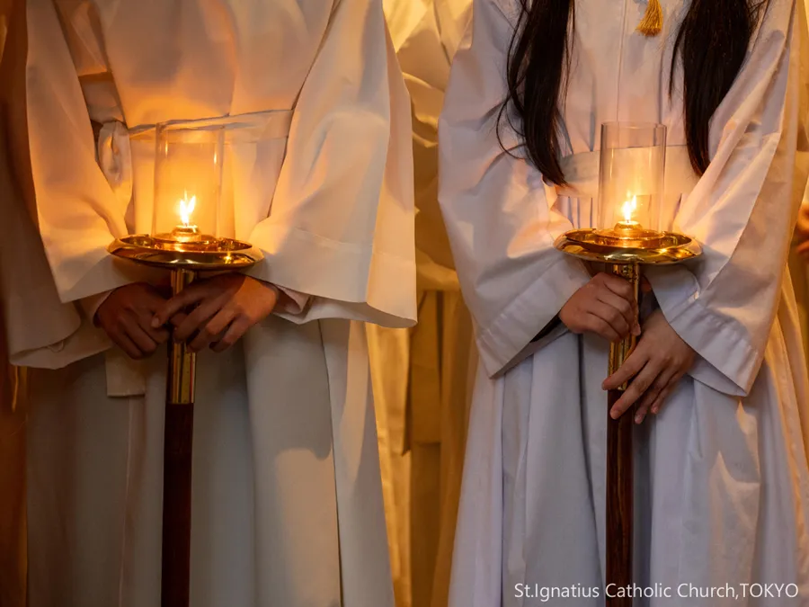 1/11(日)10:00- 主の洗礼の祝日 2人の侍者がそれぞれの手にろうそくを持つ