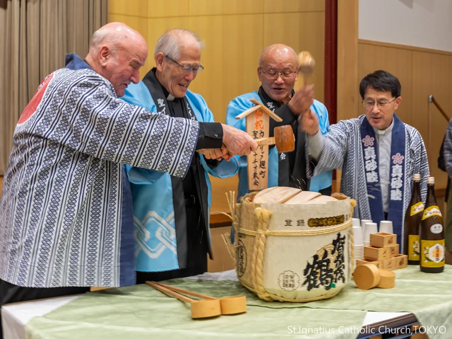 1/11(日)10:00- 主の洗礼の祝日に行われた新年会。鏡開きをするオチョア神父、髙祖神父、関根神父、柴田神父