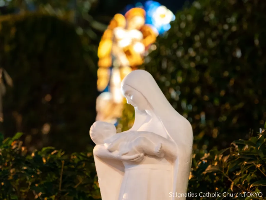 深夜の主聖堂脇の白い聖母子像 背景にステンドグラスの光
