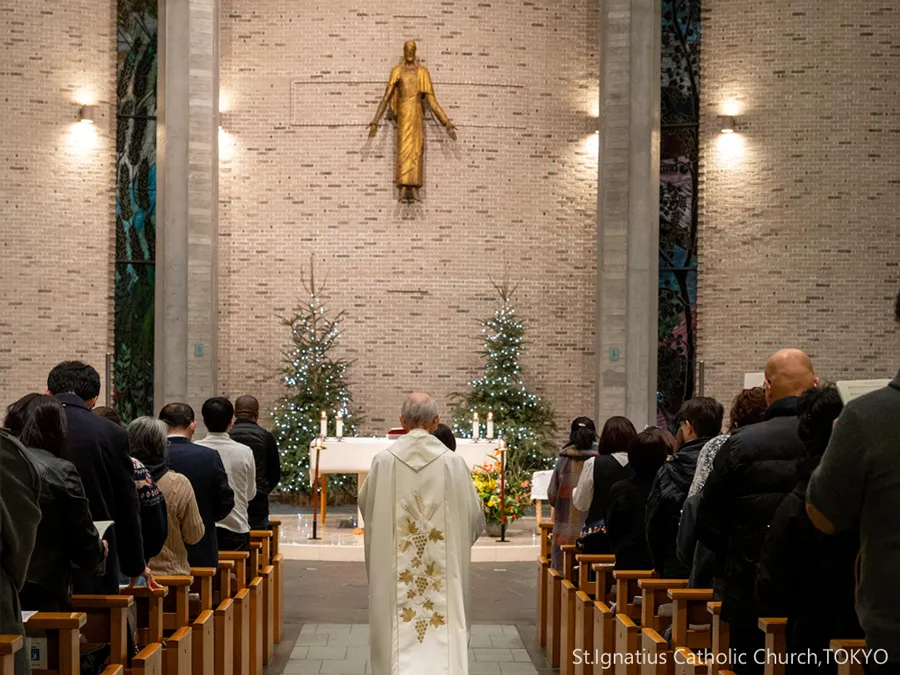 1/1(木)0:00- 神の母聖マリアの祭日(深夜ミサ) 入祭 平和のあいさつをするイエス様のご像と入堂の列