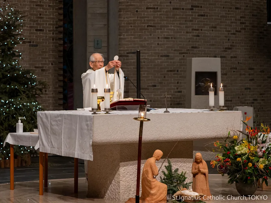 1/1(木)0:00- 神の母聖マリアの祭日(深夜ミサ) 祭壇でご聖体をかかげる髙祖神父