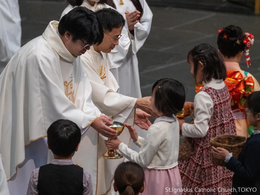 11/9(日)10:00- ラテラノ教会の献堂 七五三祝福式 子どもたちの奉納を受け取る柴田神父と山内神父