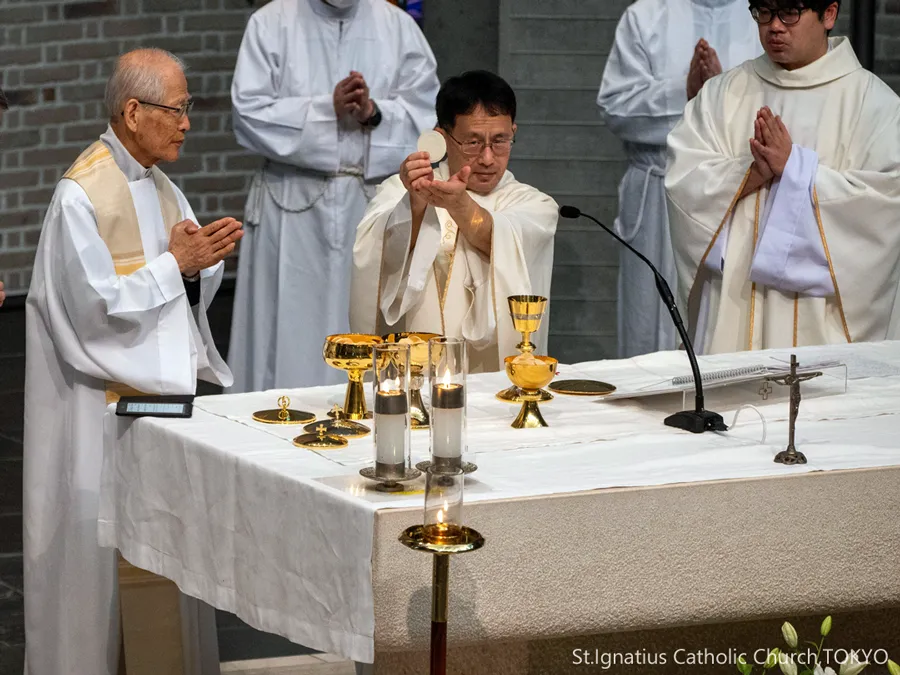 11/9(日)10:00- ラテラノ教会の献堂 七五三祝福式 ご聖体を顕示する柴田神父と髙祖神父・山内神父